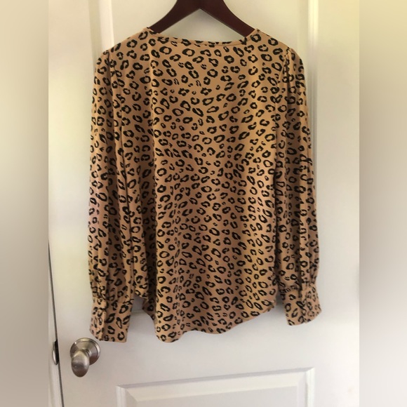 Leopard Ann Taylor pull over silky shirt - Picture 2 of 5